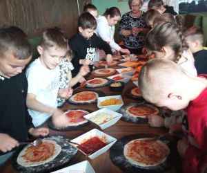 dzieci robią pizzę