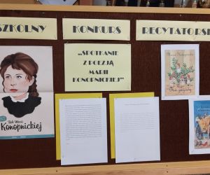 Tablica na szkolnym korytarzu przedstawiająca biografię Marii Konopnickiej oraz jej najważniejsze utwory.