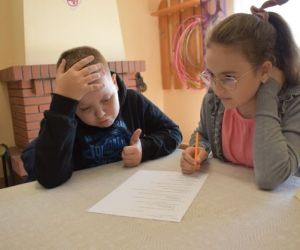 Uczestnicy turnieju wewnątrz budynku, rozwiązują zadanie.