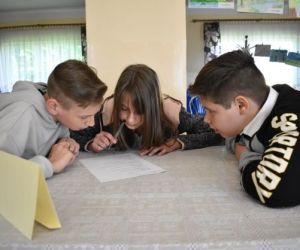 Uczestnicy turnieju wewnątrz budynku, rozwiązują zadanie.