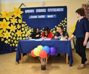 Uczestnicy turnieju i jury wewnątrz sali.