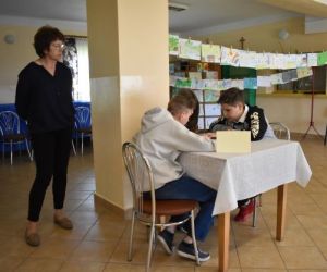 Uczestnicy turnieju i jury wewnątrz sali.