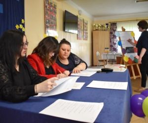 Uczestnicy turnieju i jury wewnątrz sali.