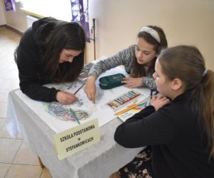 Uczestnicy turnieju wykonują rysunek.