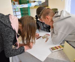 Uczestnicy turnieju wykonują rysunek.