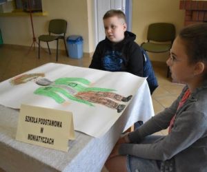 Uczestnicy turnieju wykonują rysunek.