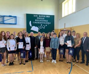 Grupa uczniów- uczestników konkursu, opiekunów i komisji konkursowej