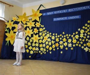 Dziecko recytuje wiersz podczas budynku