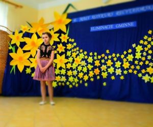 Dziecko recytuje wiersz podczas budynku