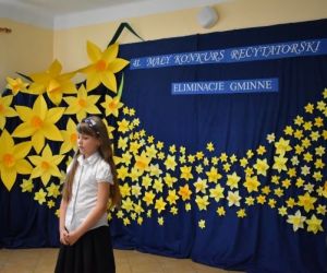 Dziecko recytuje wiersz podczas budynku