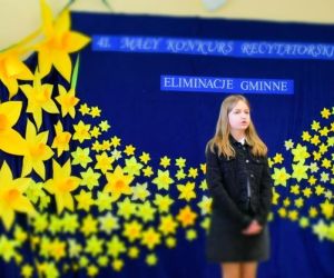 Dziecko recytuje wiersz podczas budynku