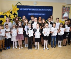 Grupowe zdjęcie dzieci i Jury