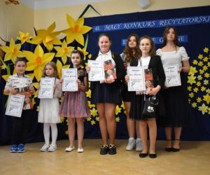 Zwycięzcy konkursu, zdjęcie grupowe wewnątrz budynku