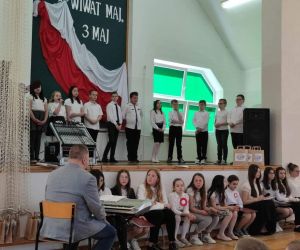 uczniowie śpiewający na scenie