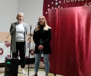 Dwie osoby śpiewają na scenie.