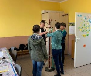 Panie zaplatają makramy.