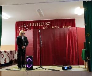 Osoba śpiewa na scenie.