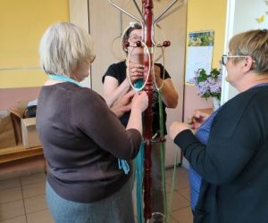 Kobiety zaplatają makramę.