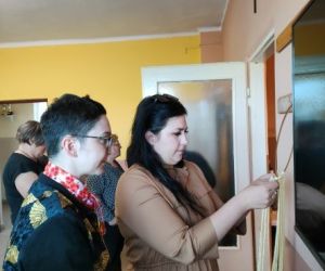 Kobiety zaplatają makramę.