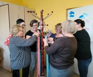 Kobiety zaplatają makramę.