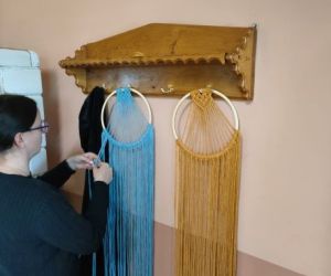 Kobiety zaplatają makramę.