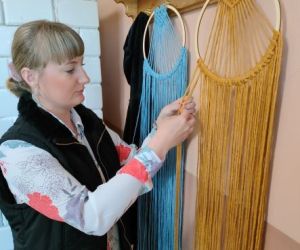 Kobiety zaplatają makramę.