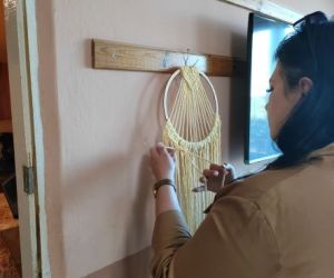 Kobiety zaplatają makramę.