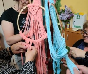 Kobiety zaplatają makramę.