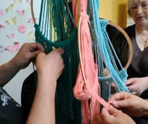 Kobiety zaplatają makramę.