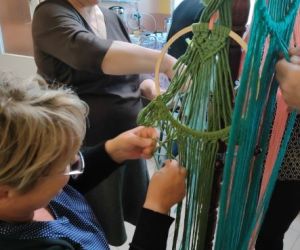 Kobiety zaplatają makramę.