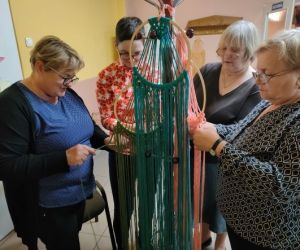 Kobiety zaplatają makramę.