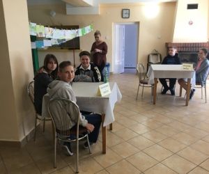 Dwóch chłopców i dziewczynka - drużyna z Czerniczyna - przy stoliku.