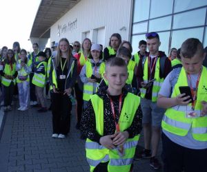 Uczniowie wraz z opiekunami przed Portem Lotniczym - Lublin