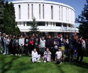 Uczniowie wraz z opiekunami i przewodnikiem przed