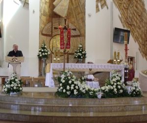 Ksiądz Tadeusz Nowak przed amboną w kościele w Świdniku