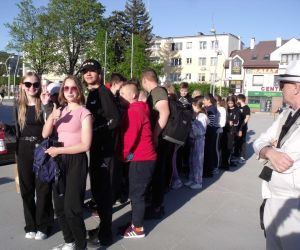 Uczniowie wraz z przewodnikiem przed aleją Świdnickich Spacerów