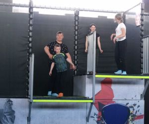 Uczniowie korzystają z atrakcji w Parku Trampolin - Akropark w Lublinie