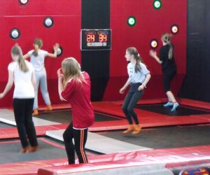 Uczniowie korzystają z atrakcji w Parku Trampolin - Akropark w Lublinie - skaczą na trampolinach