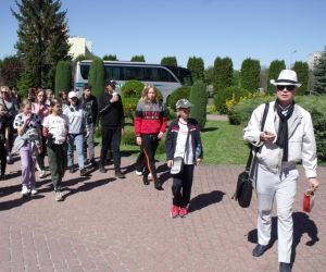 Ksiądz Wojciech Zasada - przewodnik grupy, prowadzi uczniów od autokaru do kościoła