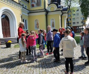 Uczestnicy wycieczki  poznają historię Cerkwi