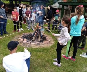 Pieczenie kiełbasek przy ognisku