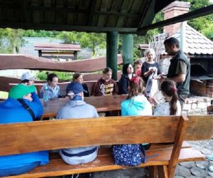 Pan leśniczy wręcza uczniom upominki 