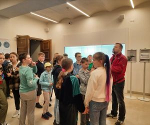 Przewodnik opowiada uczniom o eksponatach w jednej z sal na Zamku w Lublinie