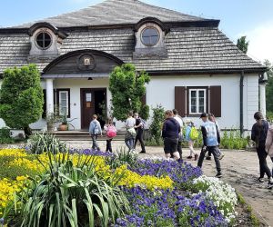 Uczniowie zwiedzają skansen lubelski-Dworek z Żyrzyna
