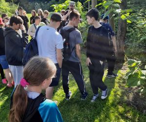 Uczniowie podziwiają egzotyczne gatunki roślin w Ogrodzie Botanicznym