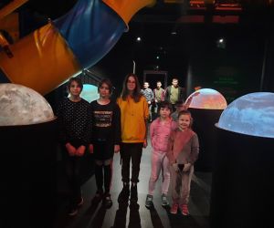 Uczniowie w pokoju doświadczeń – zmysł wzroku.