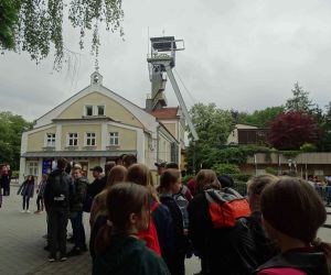 Uczniowie przed budynkiem Kopalni Soli w Wieliczce