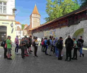 Uczniowie z opiekunami przy krakowskich murach miejskich
