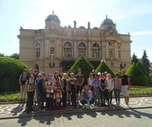 Uczniowie z opiekunami przed budynkiem Teatru im. Juliusza Słowackiego w Krakowie