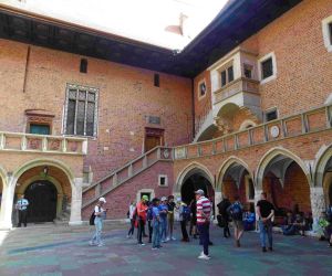 Uczniowie z opiekunami na dziedzińcu Collegium Maius Uniwersytetu Jagiellońskiego w Krakowie